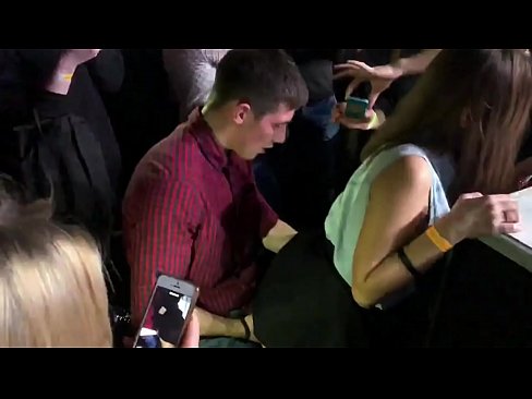 ❤️ Sessu reale in una discoteca russa. Una ragazza russa di 18 anni in l'anu è a vagina scopata in una discoteca Sluts à co.hentaisea-com.ru