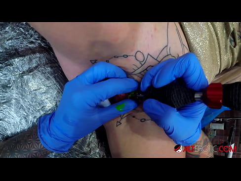 ❤️ Sully Savage, hottie estremamente tatuata, hà fattu un tatuatu nantu à u clitoris Sluts à co.hentaisea-com.ru